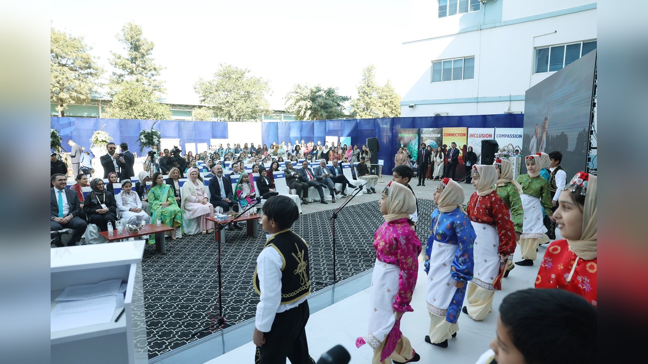Emine Erdoğan, Pak-Türk Maarif Okulları'nı İslamabad'da Ziyaret Etti