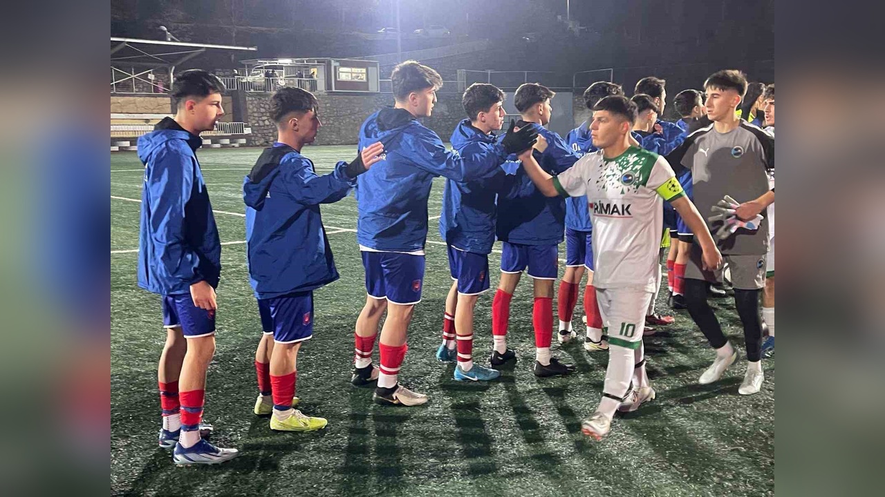 Futbolcuların Tribün Saldırısı Maçın Önüne Geçti