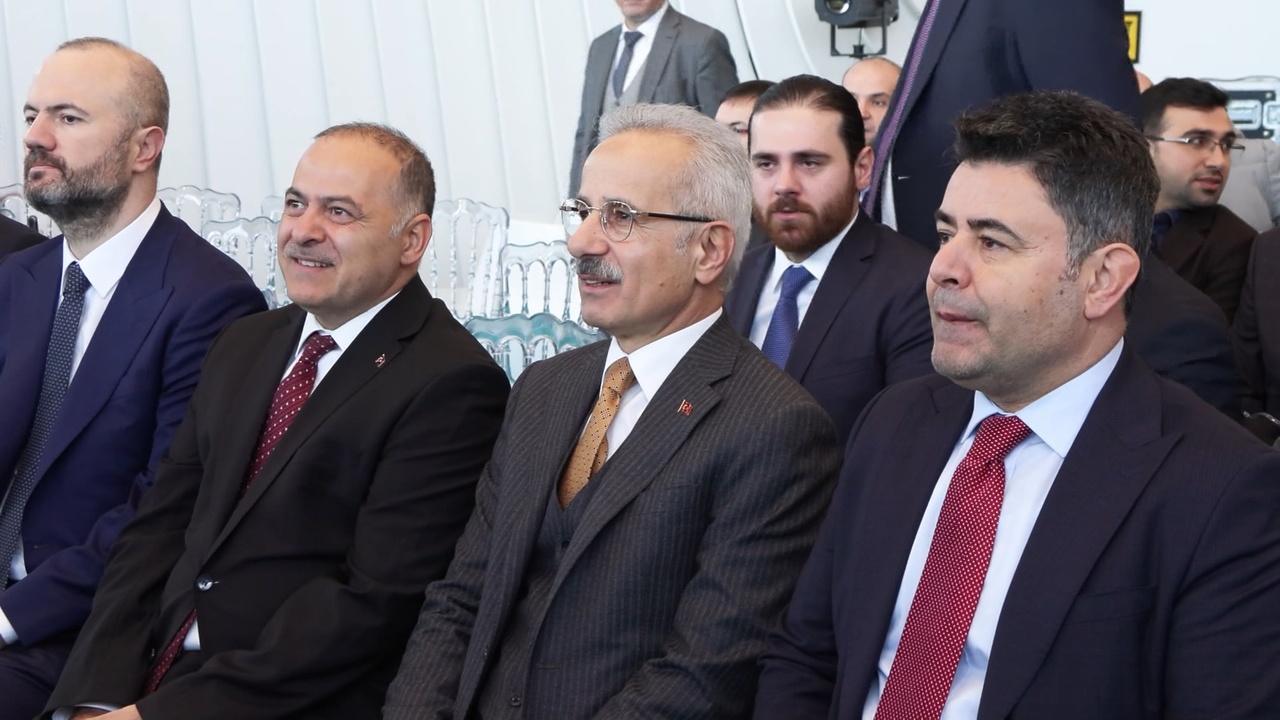 Bakan Uraloğlu'ndan İstanbul'a Yeni Radyo Frekansları Müjdesi