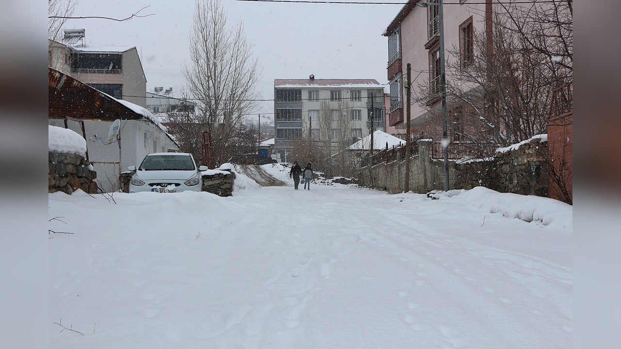 Bingöl'de Kış Koşulları Ulaşımı Zorluyor: 99 Köy Yolu Kapalı