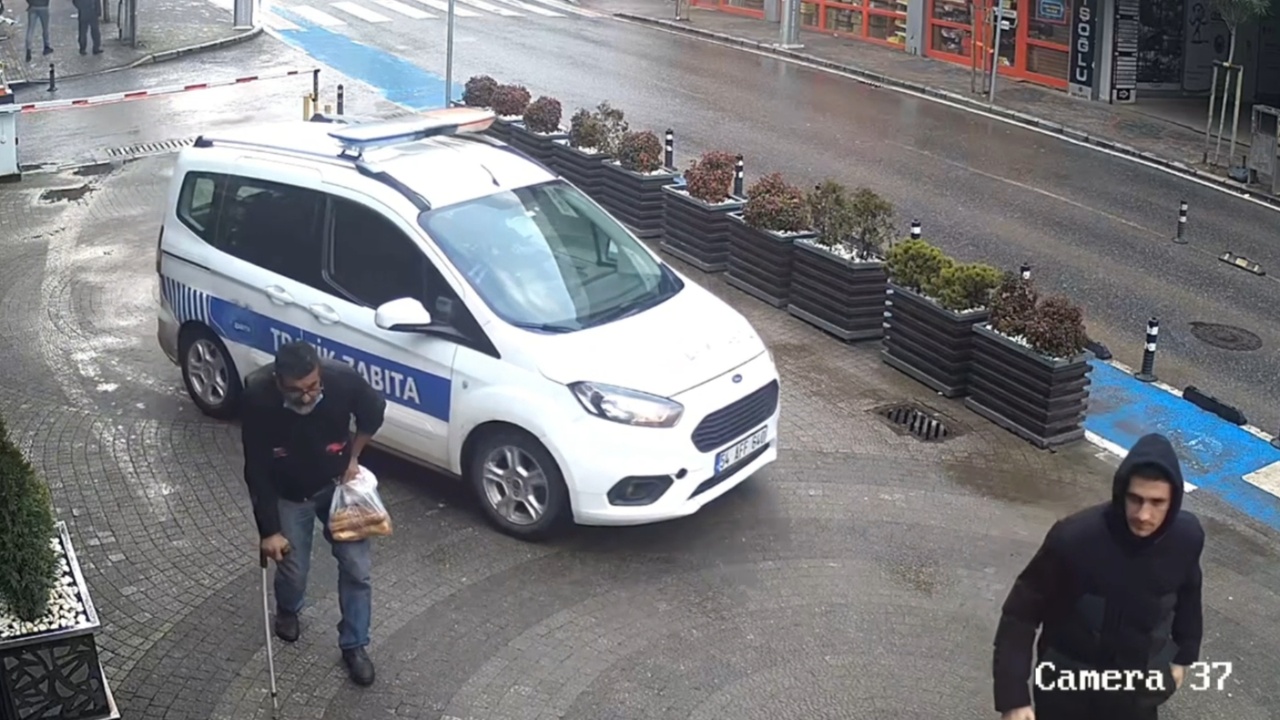 Zabıta Görünce Koşarak Kaçan Dilenci Kameralara Yansıdı