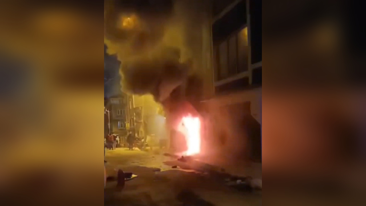 Beyoğlu'nda Depo Yangını: Panik Anları Kameralara Yansıdı