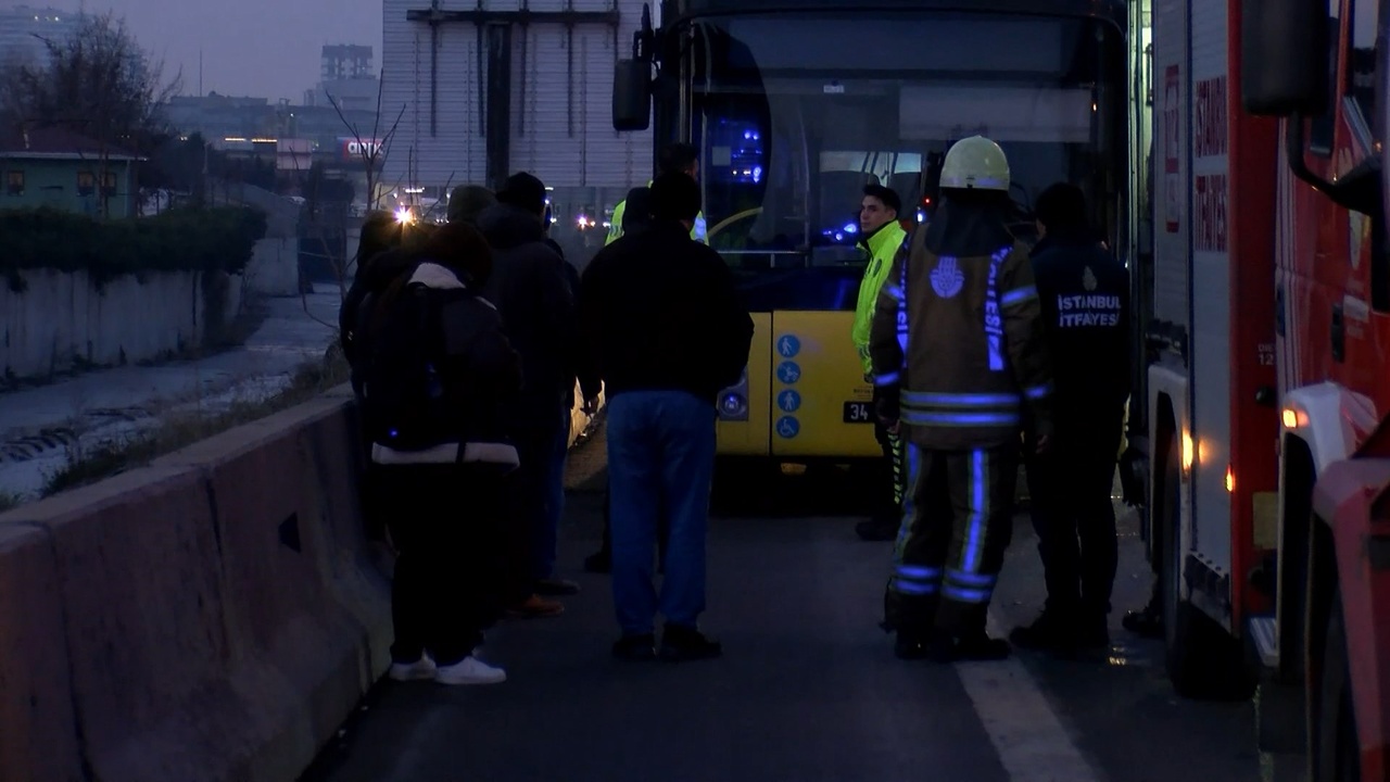 Bağcılar'da İETT Otobüsü Yangın Çıkardı, Trafik Durma Noktasına Geldi