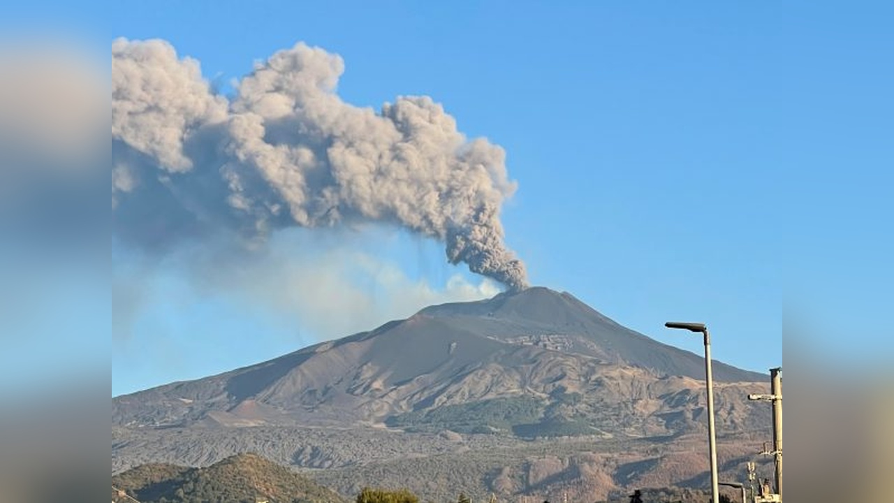 Etna Yanardağı'ndan Kül ve Lav Püskürmesi Devam Ediyor