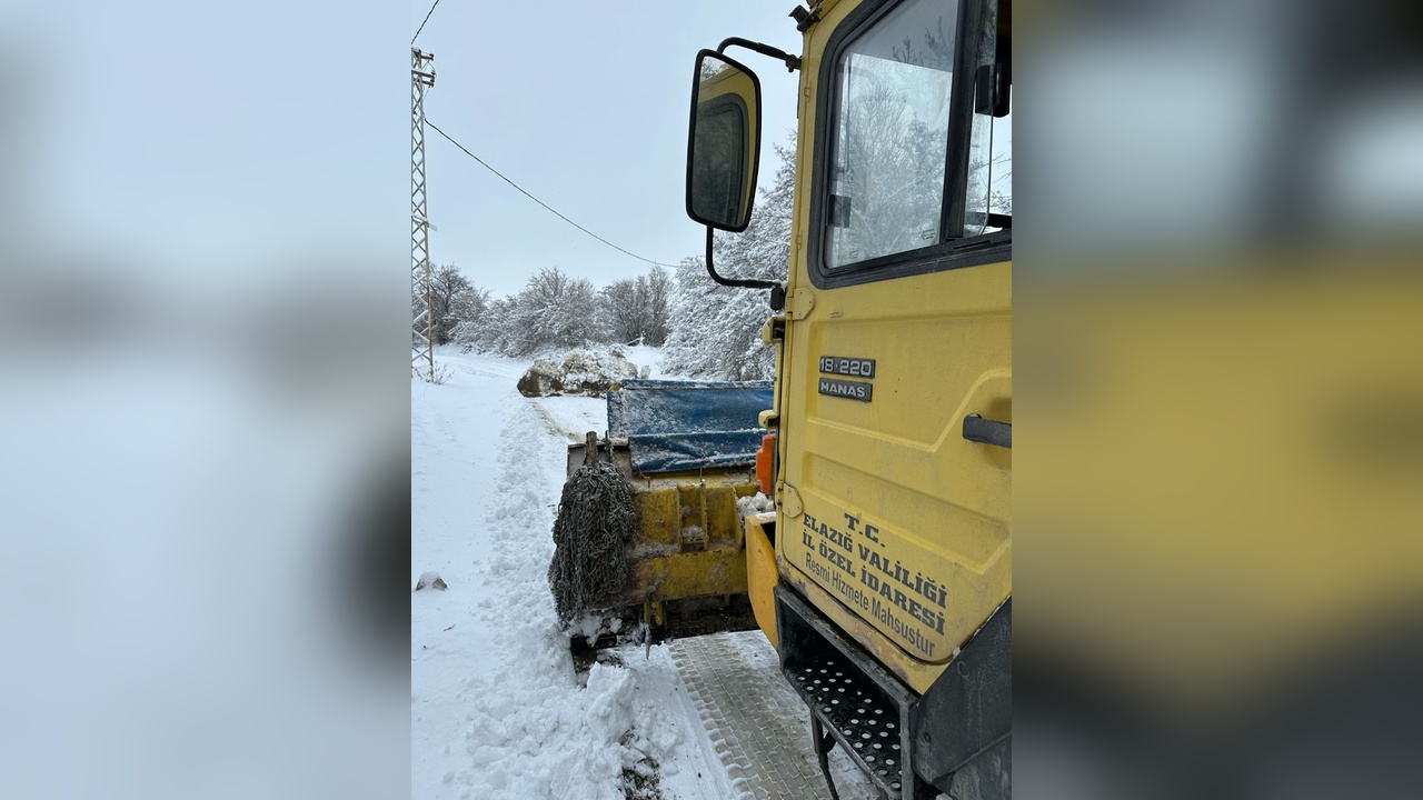 Elazığ'da Kış Şartları Köy Yollarını Kapattı