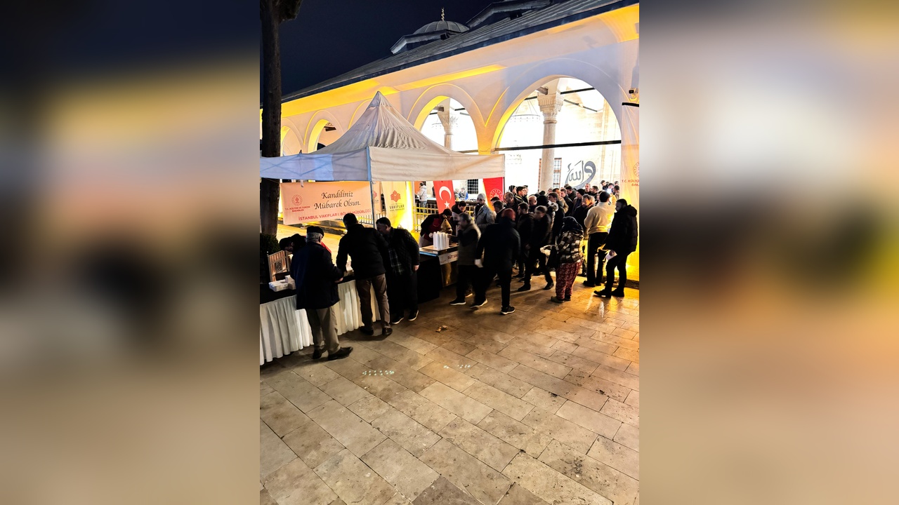 Beraat Kandili'nde İstanbul'da Camilerde Salep ve Simit İkramı Yapıldı