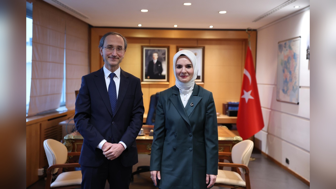 Bakan Göktaş, Fransa'da Türk Vatandaşlarıyla Bir Araya Geldi