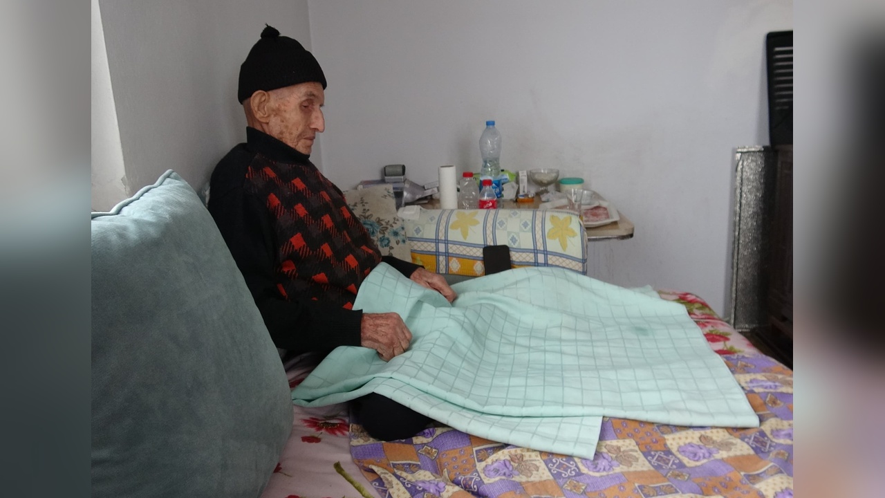 60 Yıldır Eşine Sevgiyle Bakıyor