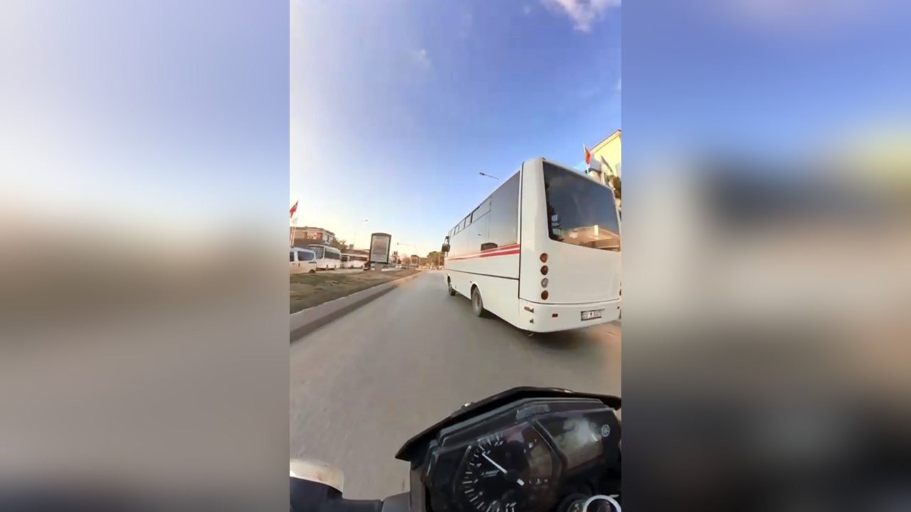 Minibüs Kazasında Motosiklet Sürücüsü Yaralandı
