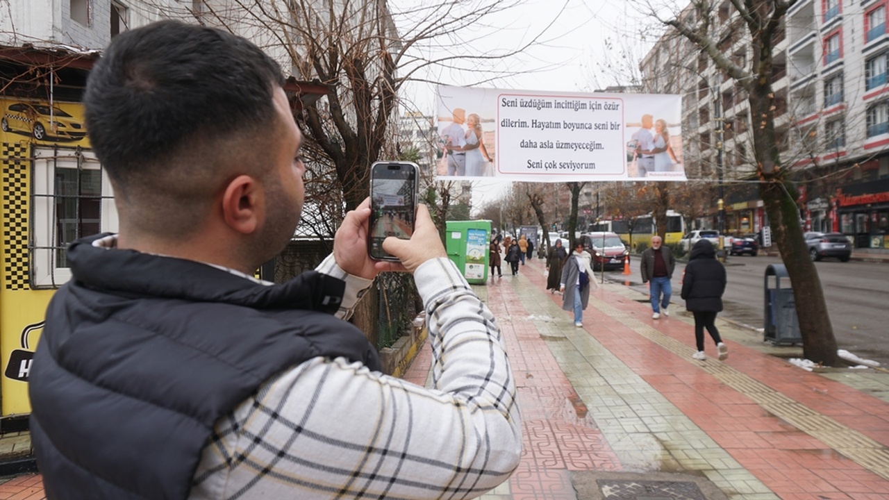 Eşine Pankartla Özür Dileyen Adamın Hikayesi