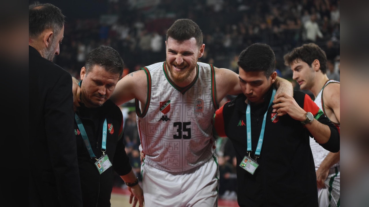 Karşıyaka'da Mert'in Yırtığı Dikkat Çekti
