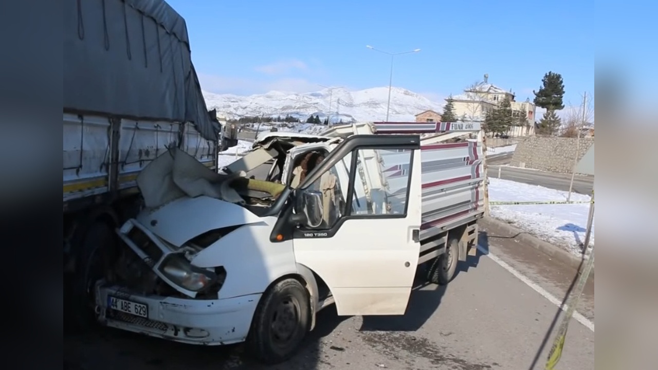 Malatya'da Trafik Kazası: Kamyonet TIR'a Çarptı