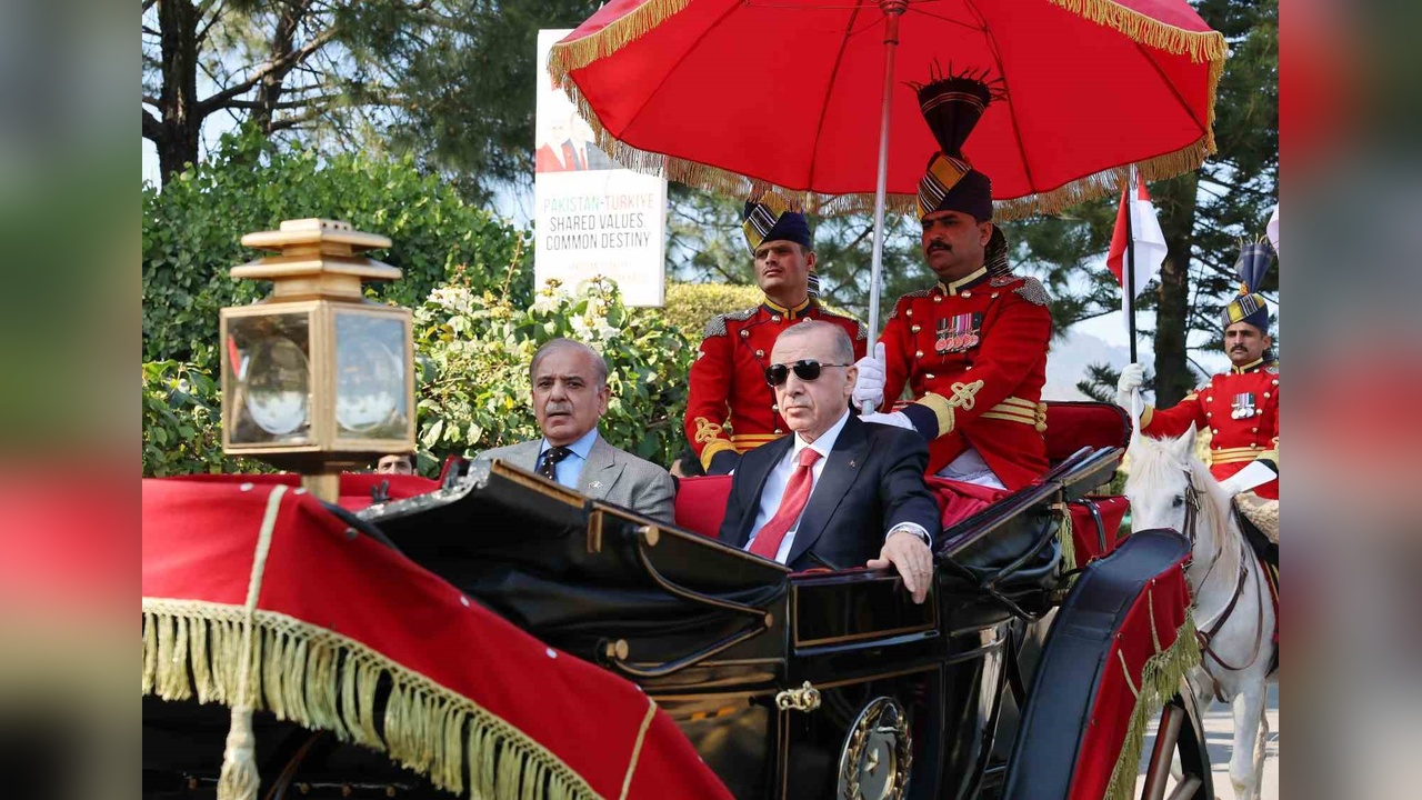 Cumhurbaşkanı Erdoğan, Pakistan'da Faytonla Resmi Yemeğe Katıldı
