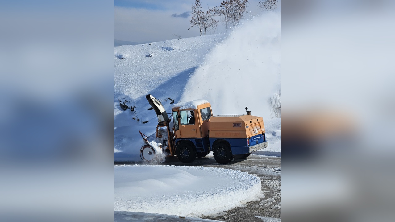 Elazığ'da Kış Koşulları Köy Yollarını Kapattı