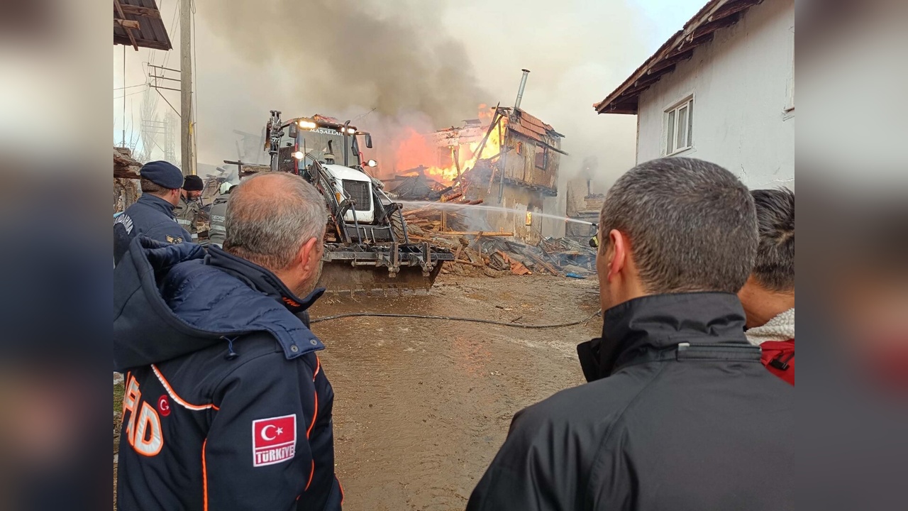 Uşak'ta Yangın Felaketi: 6 Ev Zarar Gördü