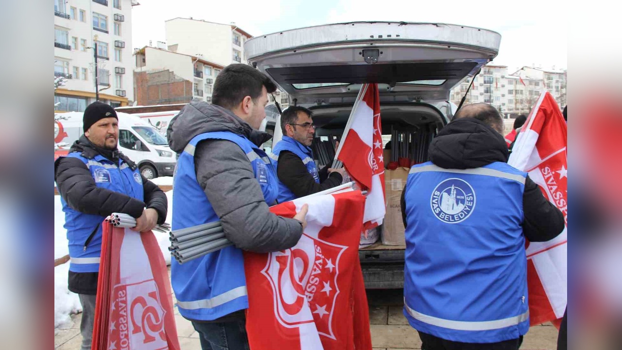 Sivasspor Bayrakları Esnaflara Dağıtıldı