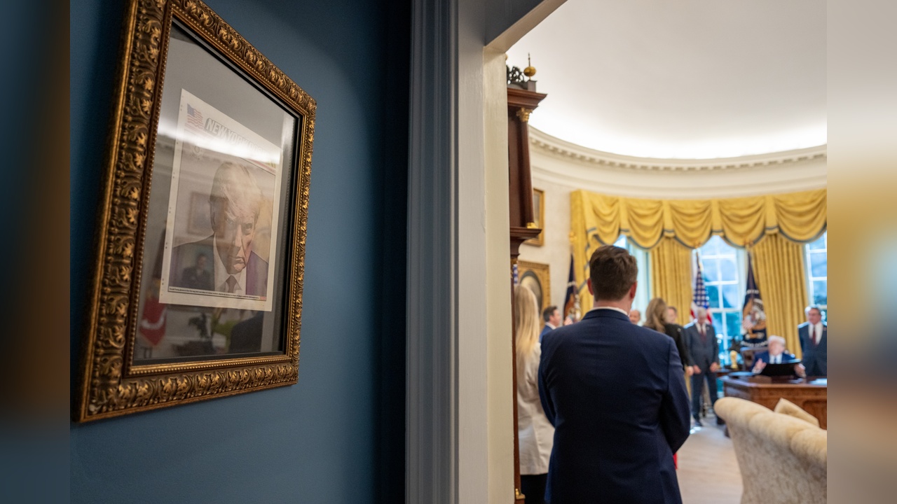 Oval Ofis'te Trump'ın Sabıka Fotoğrafı Sergileniyor