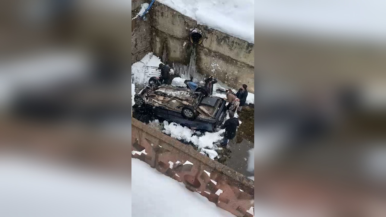 Dereye Düşen Otomobilin Kurtarılması Kameralara Yansıdı
