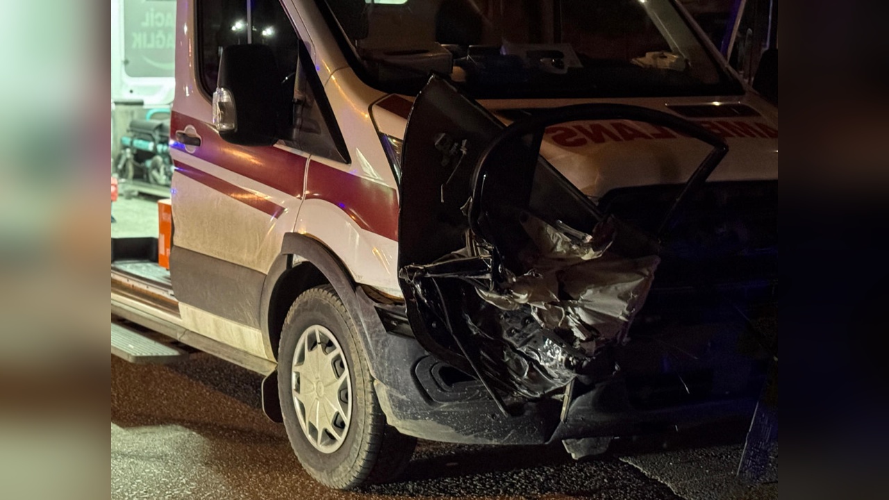Çorum'da Ambulans ve Otomobil Çarpışması: İki Kişi Yaralandı