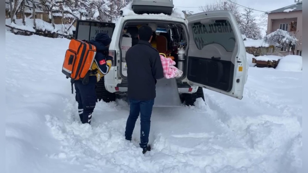Kapalı Yolda Hastalanan Bebeğe Paletli Ambulansla Müdahale