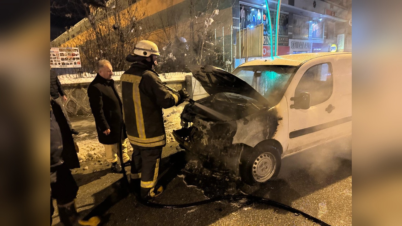 Muş'ta Park Halindeki Araçta Yangın Çıktı