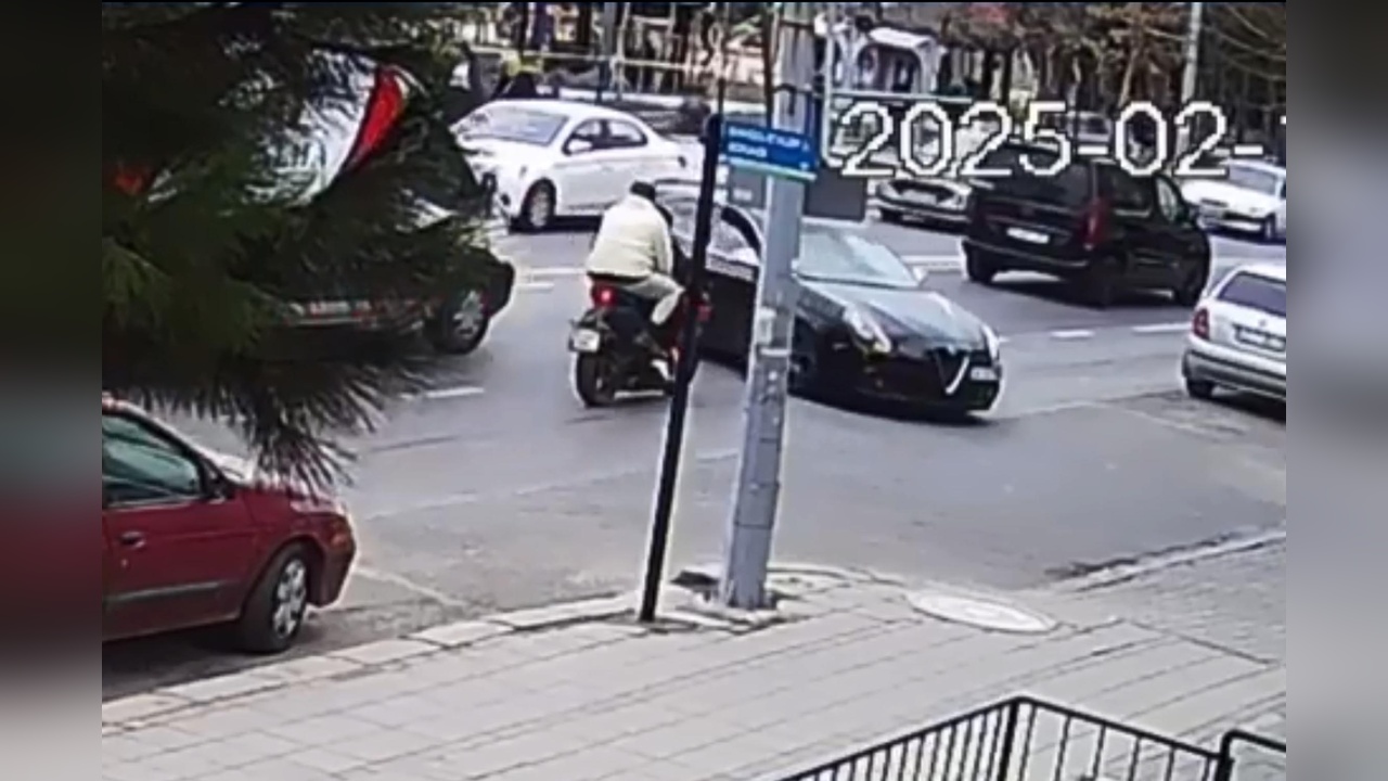 Motosiklet Kazasında İki Yaralı: Olay Anı Kamerada