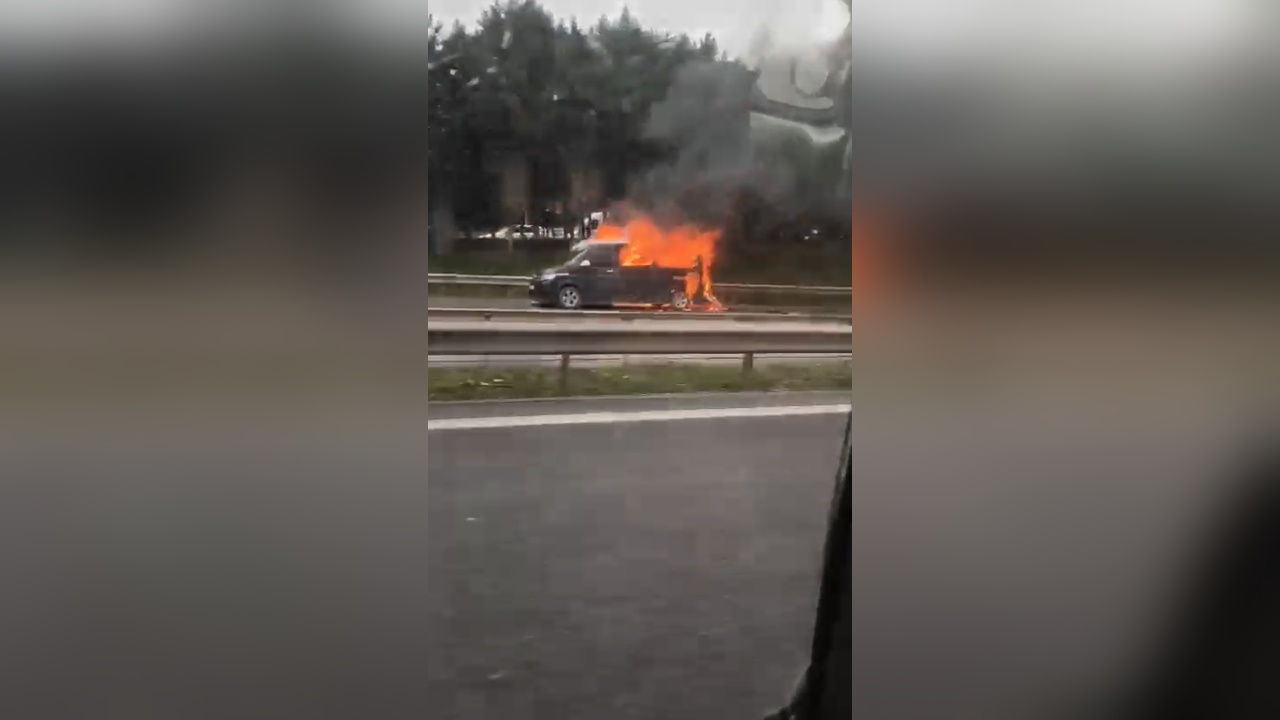 Üsküdar'da Seyir Halindeki Ticari Araçta Yangın Çıktı
