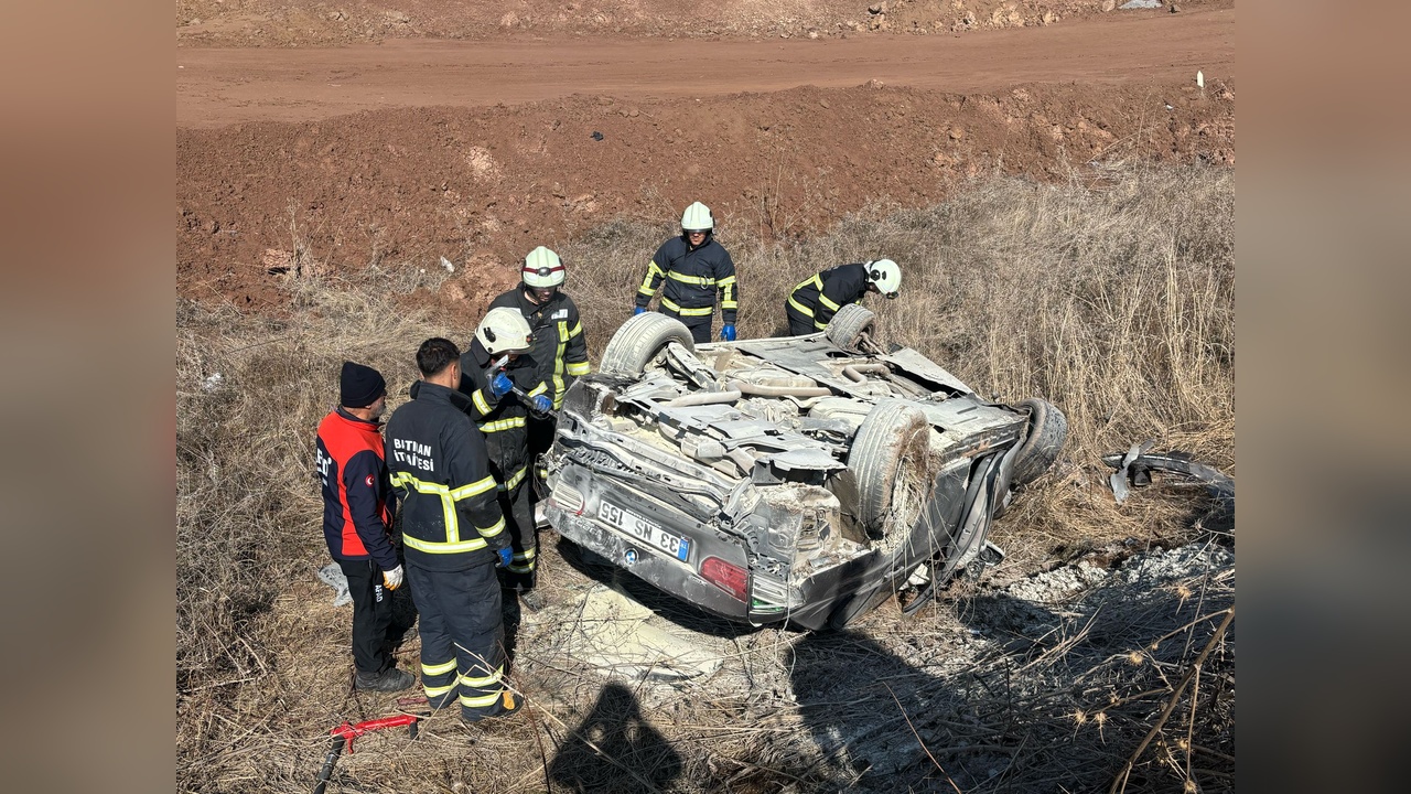 Batman'da Şarampole Devrilen Otomobilde Üç Kişi Yaralandı