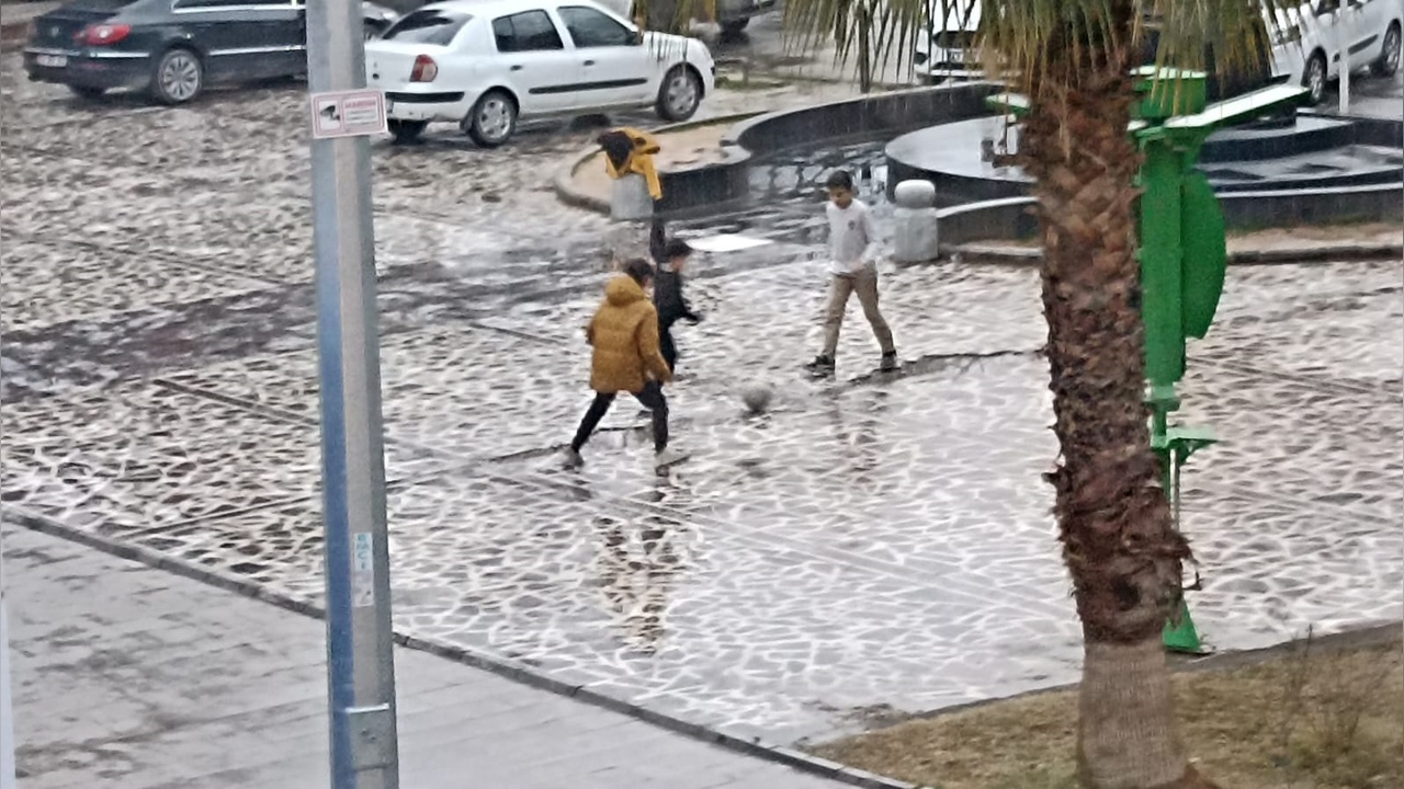 Yağmur Suyuyla Dolu Alan Çocukların Oyun Alanı Oldu