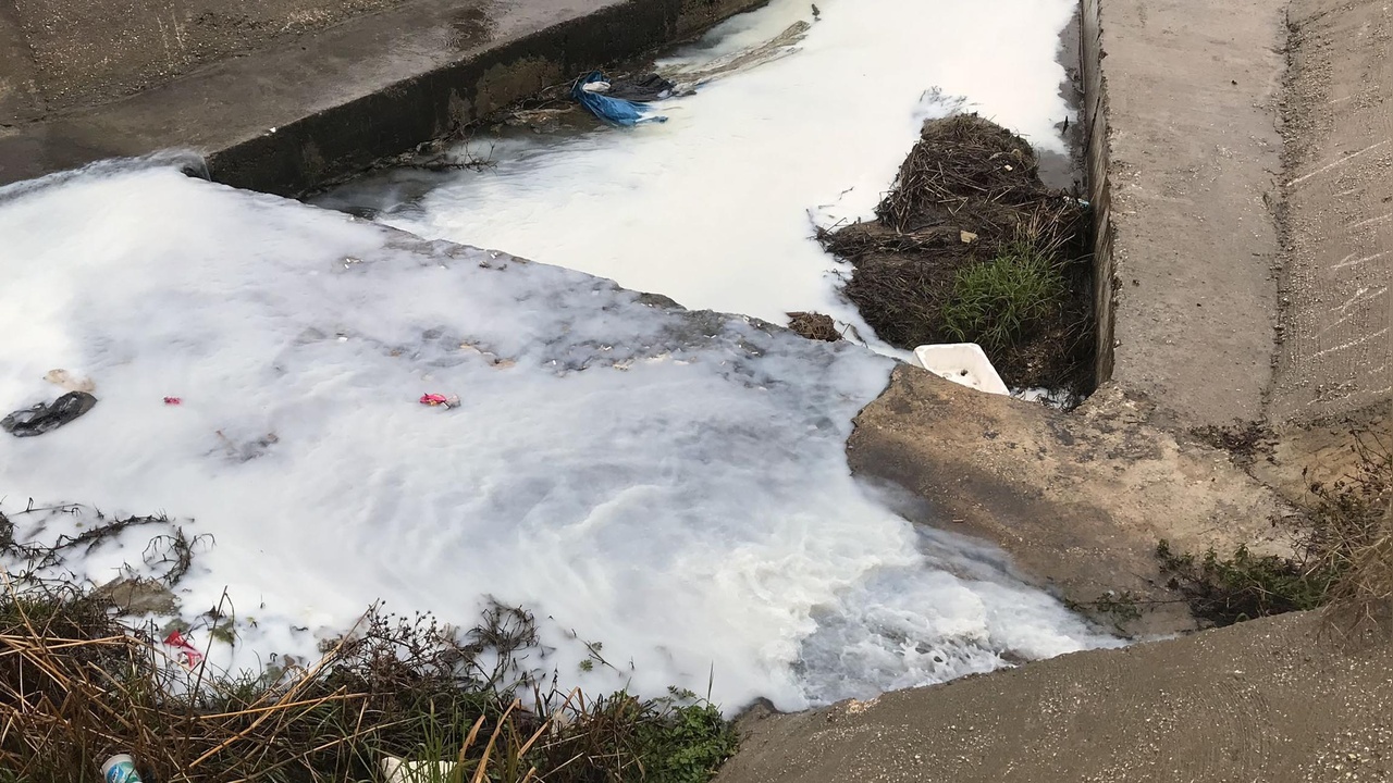 Tekirdağ'daki Dere, Atıklarla Beyaza Büründü