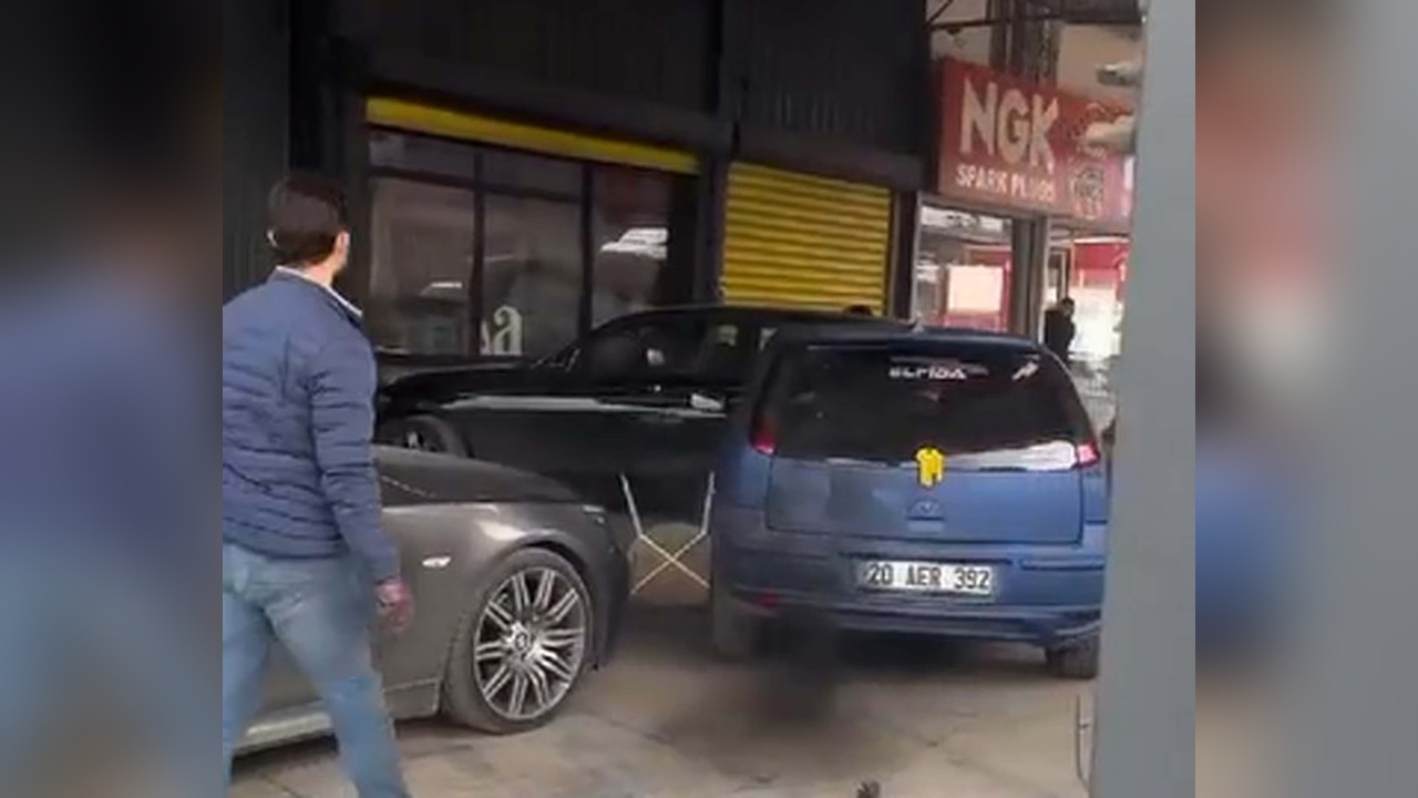 Boşanma Sürecindeki Eş, İş Yerinde Park Halindeki Araçlara Çarptı