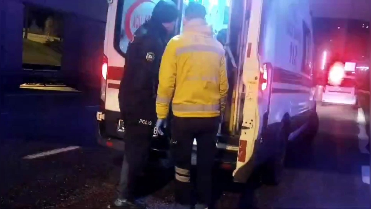 Maltepe'de Köprü Ayağına Çarpan Otomobilin Sürücüsü Ağır Yaralandı