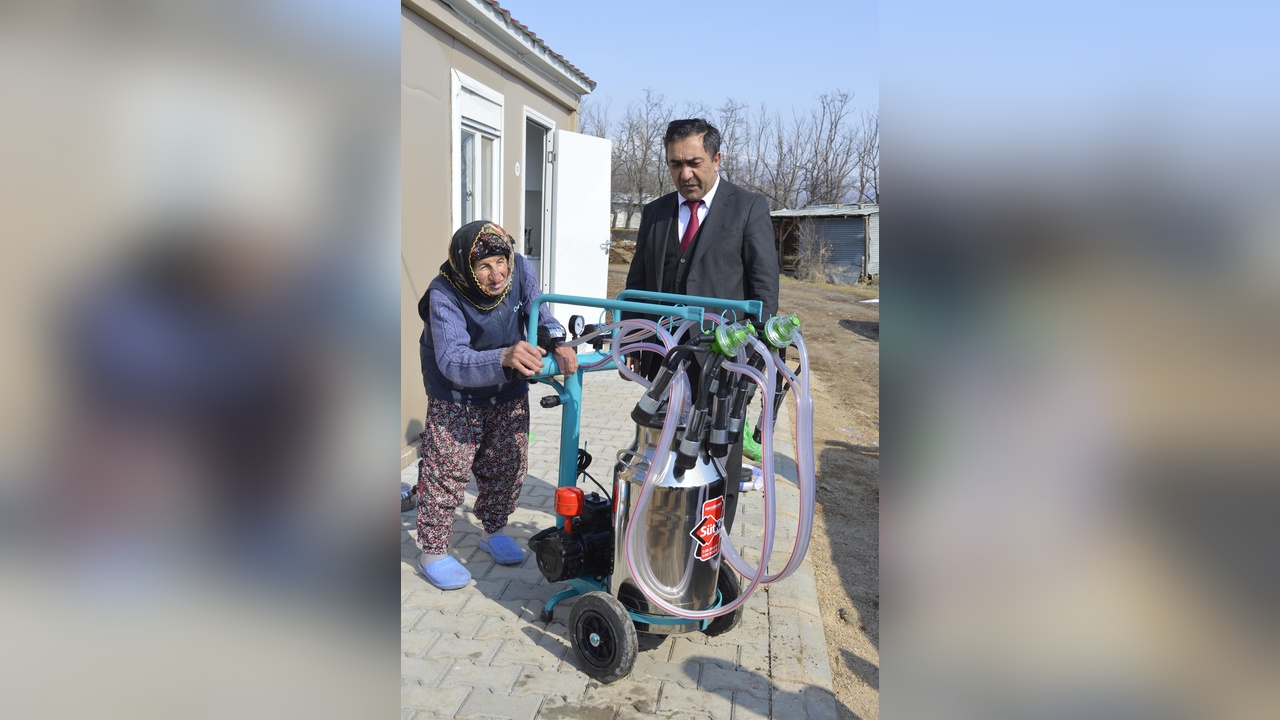 Bakan Kacır, 80 Yaşındaki Kadın Besiciye Süt Sağım Makinesi Hediye Etti