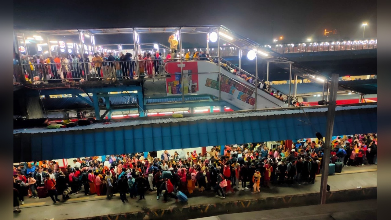 Hindistan'da Tren İstasyonunda İzdiham: 18 Ölü
