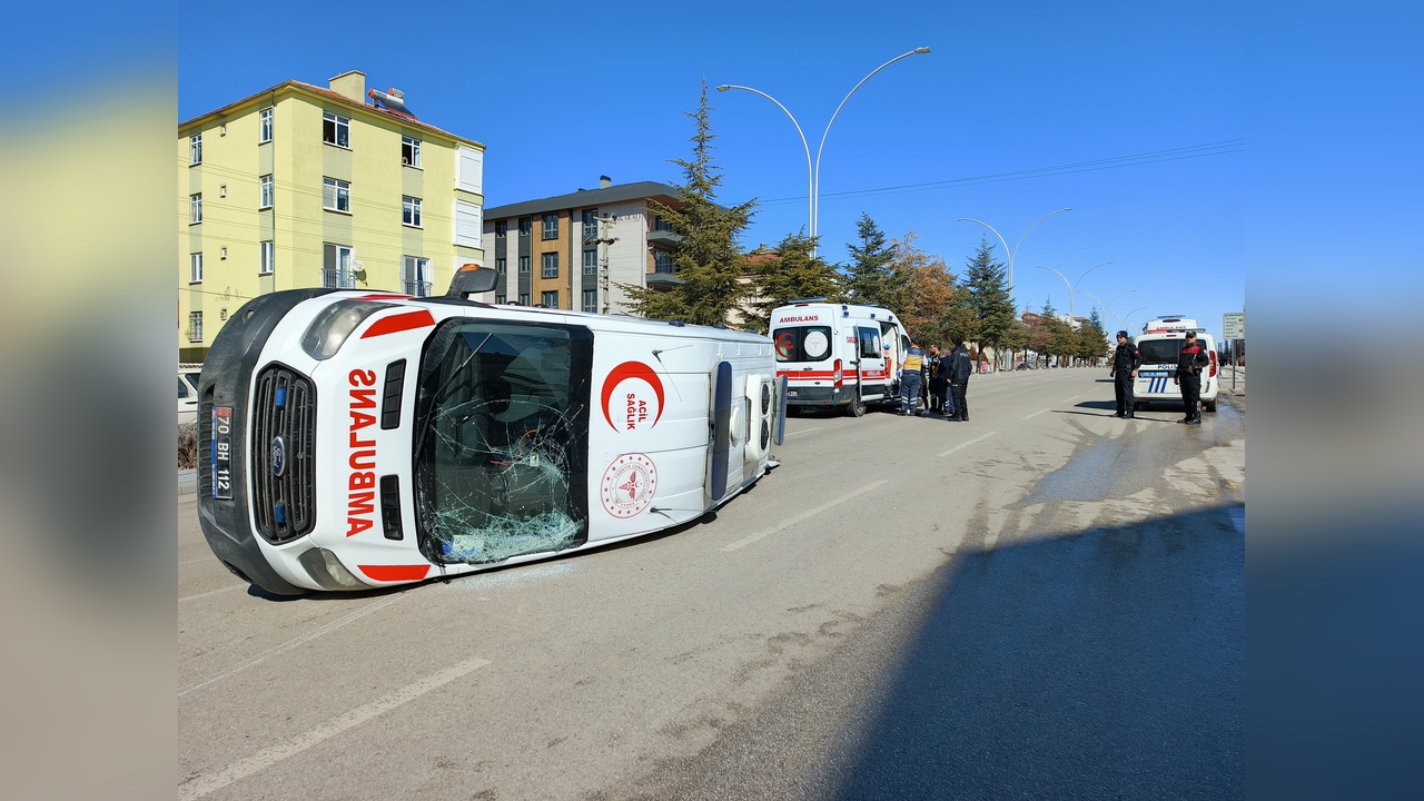 Ambulans ve otomobil kazasında 6 kişi yaralandı