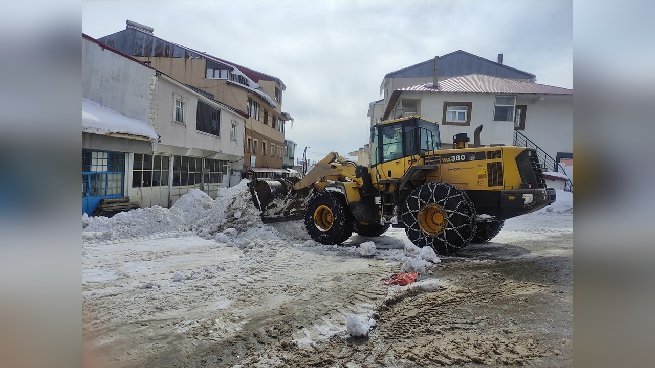 Karlıova'da Kar Temizleme Çalışmaları Devam Ediyor