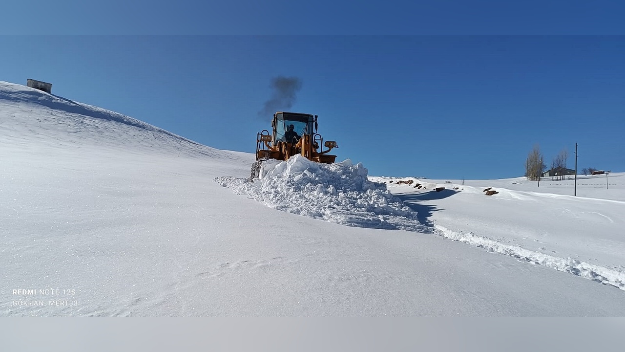 Karlıova'da Kar Temizleme Çalışmaları Devam Ediyor