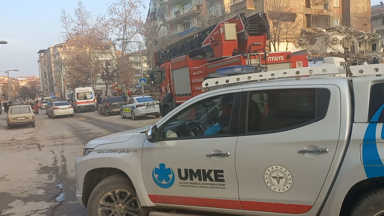 Malatya'da Yıkım Sırasında Komşu Apartman Zarar Gördü