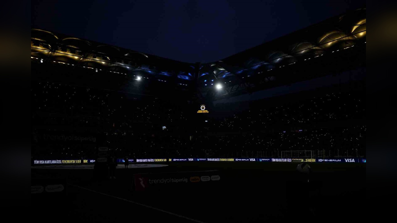 Fenerbahçe ve Kasımpaşa Arasında Gergin Mücadele Devam Ediyor