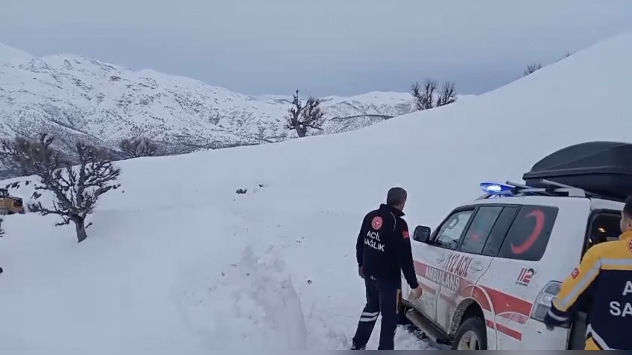 Karla Kaplı Yolda Ambulans Sıkıştı, Hastaya İş Makinesiyle Müdahale Edildi