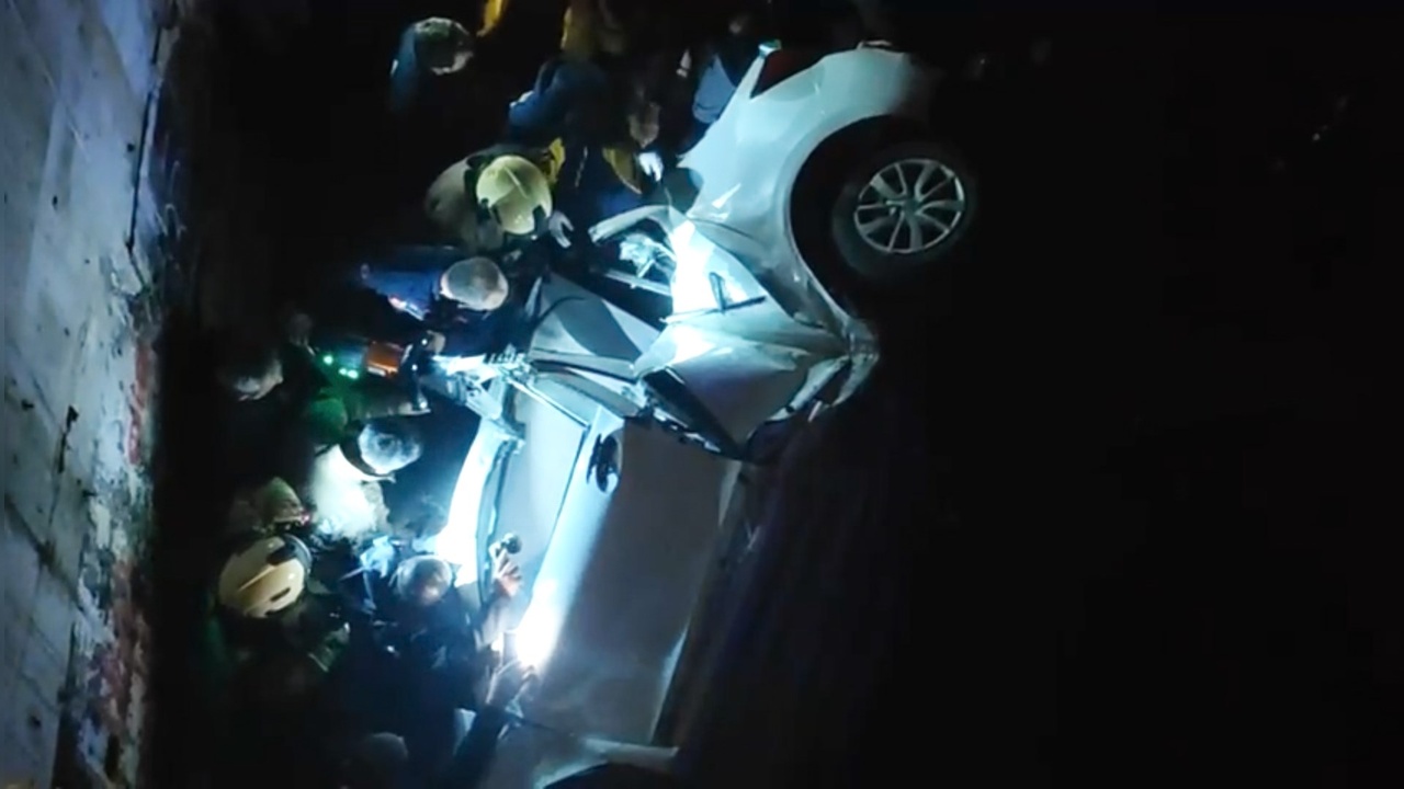 Ümraniye'de Viyadükten Düşen Otomobilin Sürücüsü İtfaiye Tarafından Kurtarıldı