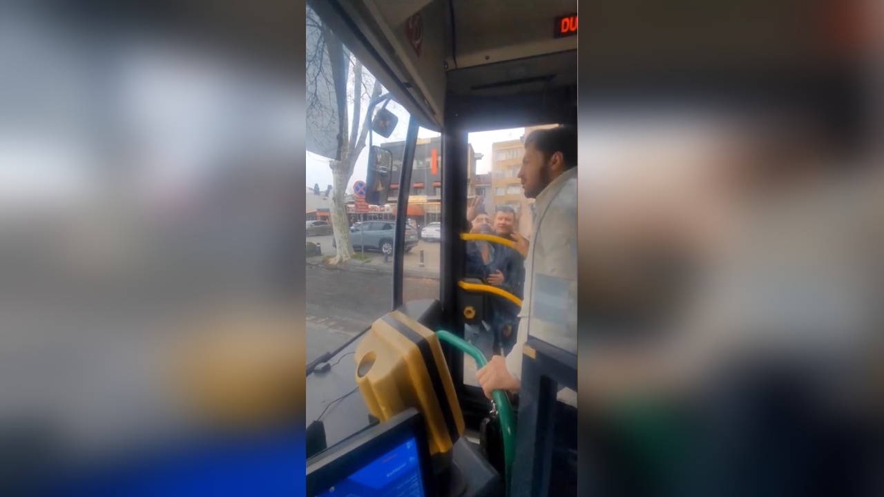 Fatih'te Taksici ve Yolcu Arasında Gerilim: İETT Otobüsü Durdu