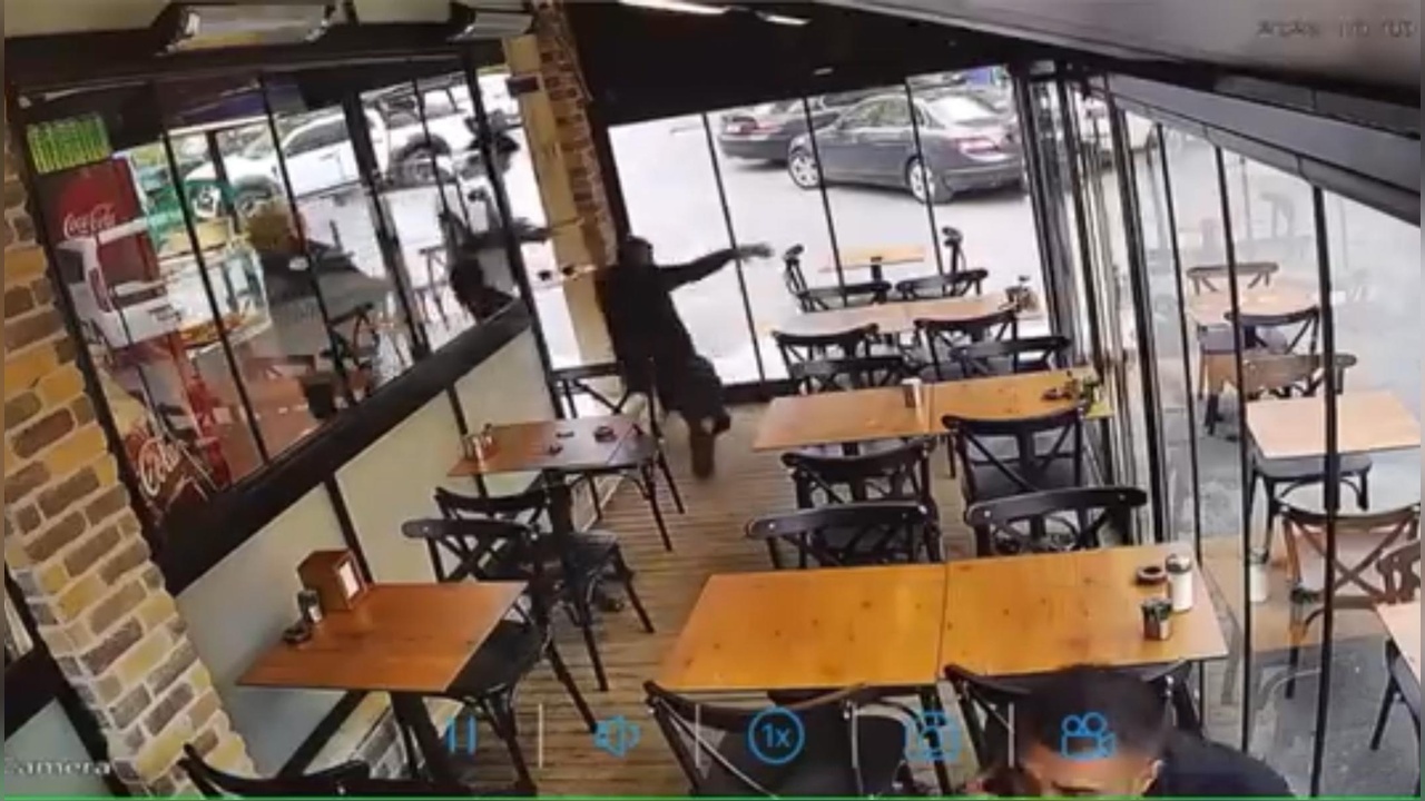 İstanbul'da Cam Kapıya Çarpanlar Yaralandı