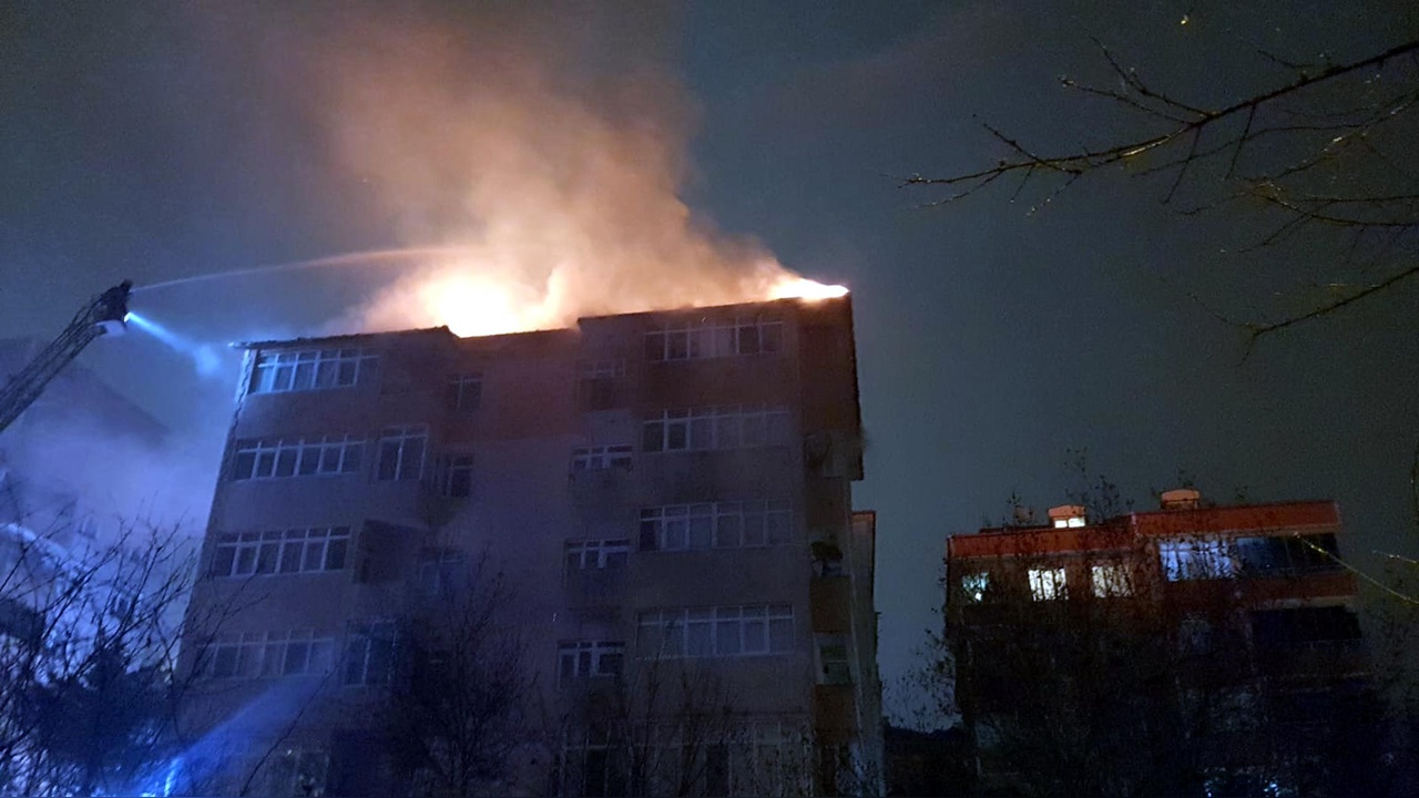 Çatı Yangını: 6 Kişi Dumandan Etkilendi