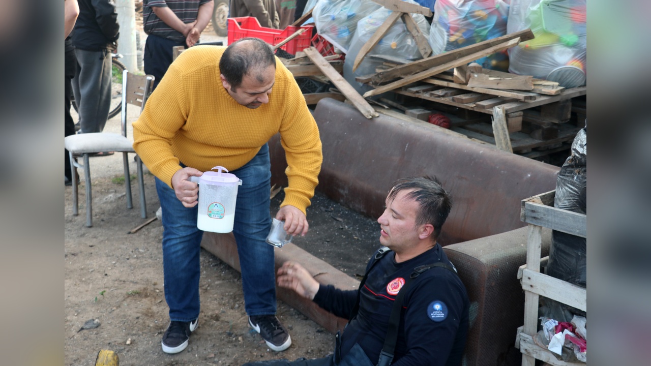 Yaralı İtfaiye Erine İlk Yardım: Ayran ve Su İkramı