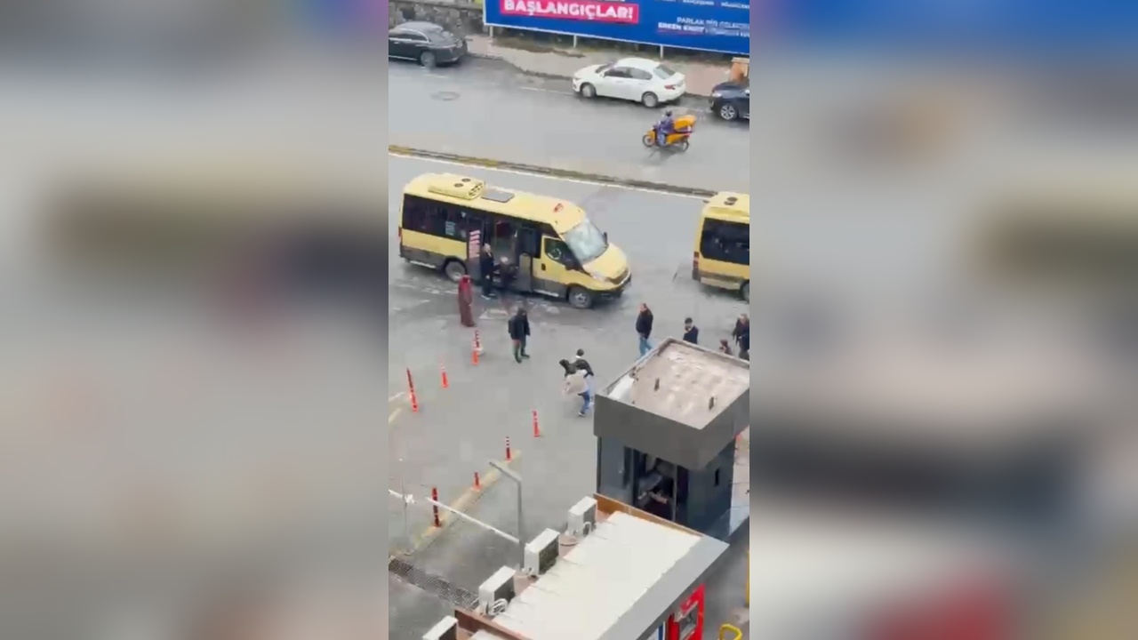 Küçükçekmece'de Minibüs Şoförü Yolcusunu Darbetti