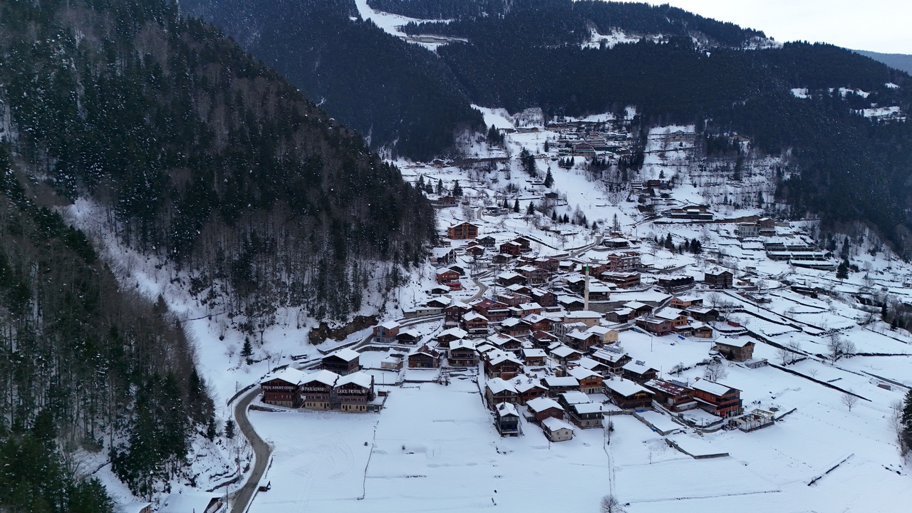 Uzungöl Gölü Kışın Buzla Kaplandı