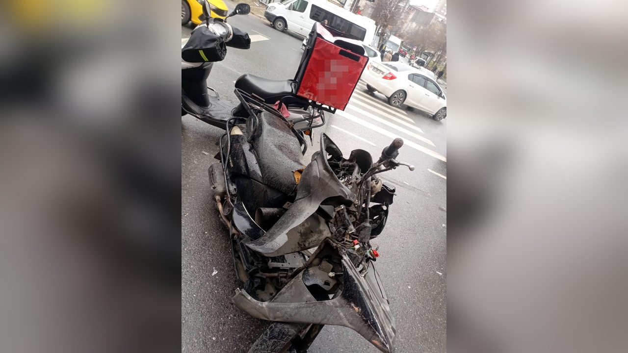 Esenyurt'ta Otomobil Motosikletlere Çarptı, Kaçtı