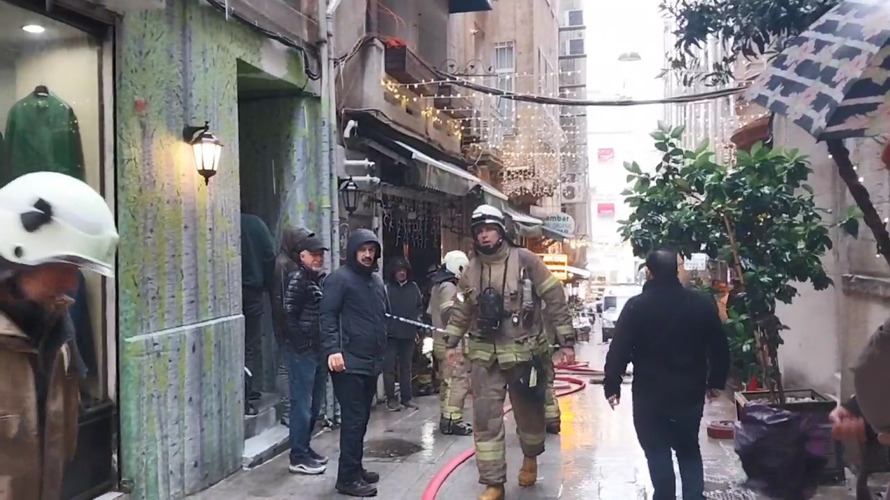 İstiklal Caddesi'nde Restoran Yangını Paniğe Neden Oldu