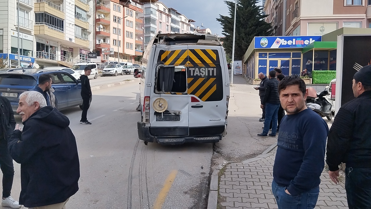 Minibüs Dükkan Verandasını Yıktı